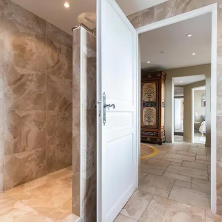 De Luxe à Villa