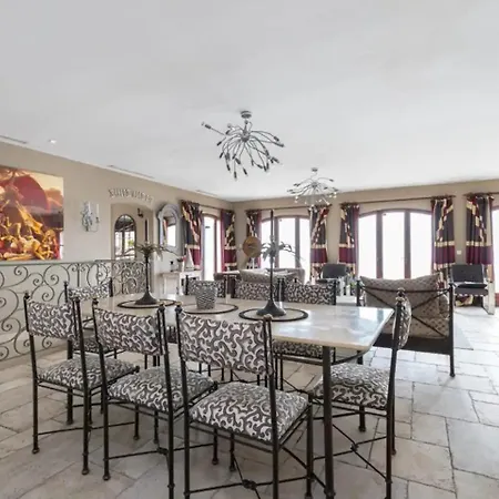 De Luxe A Villa