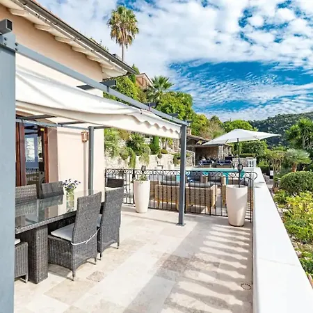 De Luxe A Villa