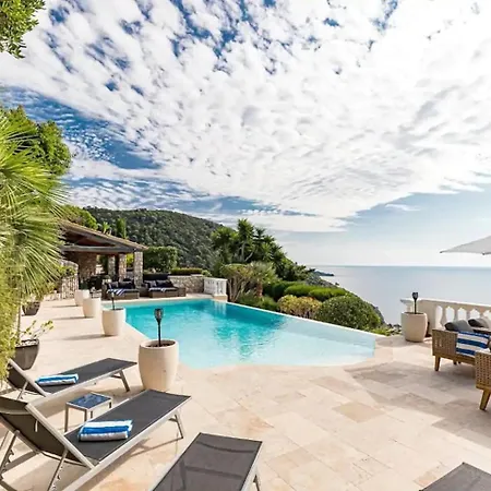 Villa De Luxe A *